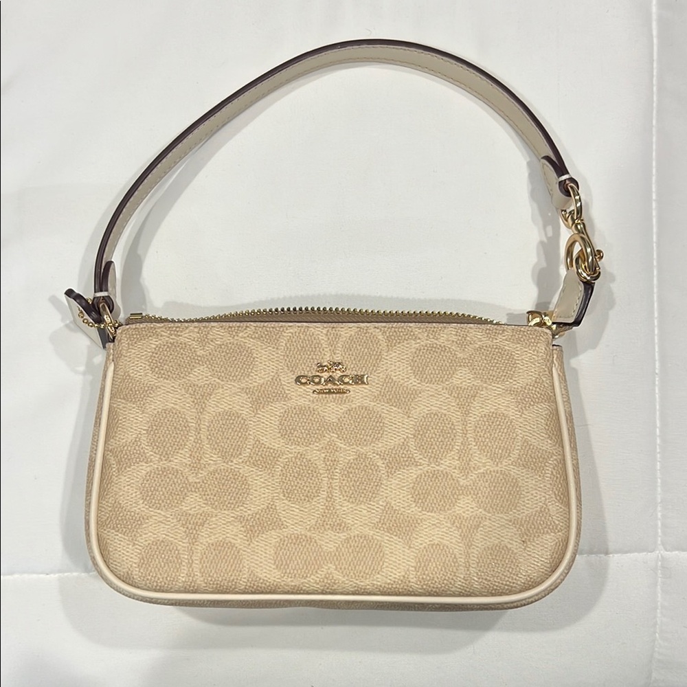Coach Shoulder bag with Gold/Sand/Chalk Signature Canvas